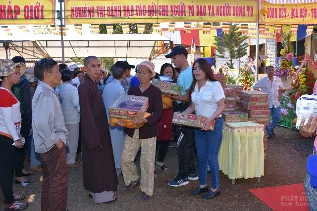 Hội từ thiện Chú Tiểu phát quà tại Đăk Nông 2 Hội từ thiện Chú Tiểu phát quà tại Đăk Nông image-1731932866703