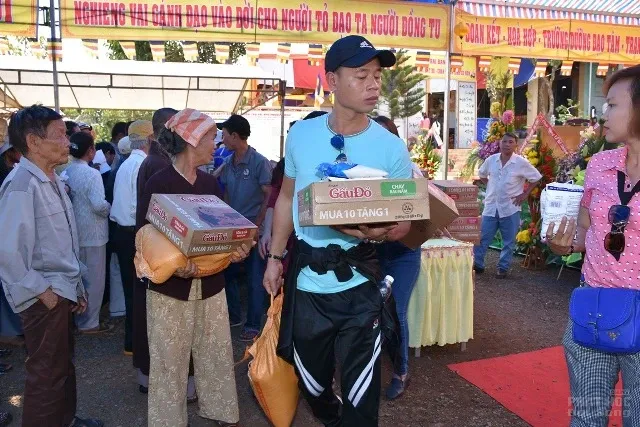 Hội từ thiện Chú Tiểu phát quà tại Đăk Nông 3 Hội từ thiện Chú Tiểu phát quà tại Đăk Nông image-1731932867317
