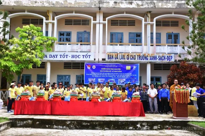 Hội Từ thiện Tịnh xá Lộc Uyển đi ủy lạo tại Cà Mau image-1731943677749