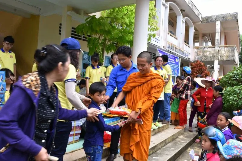 Hội Từ thiện Tịnh xá Lộc Uyển đi ủy lạo tại Cà Mau image-1731943687180