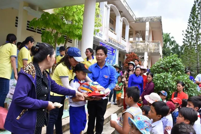 Hội Từ thiện Tịnh xá Lộc Uyển đi ủy lạo tại Cà Mau image-1731943688089