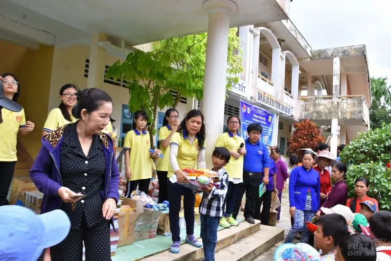 Hội Từ thiện Tịnh xá Lộc Uyển đi ủy lạo tại Cà Mau image-1731943689038