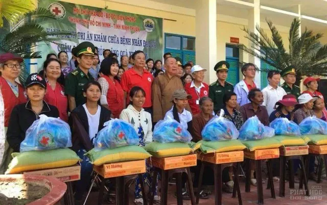 Hơn 225 triệu đồng trao tặng cho người nghèo tại Ninh Thuận 2 Hơn 225 triệu đồng trao tặng cho người nghèo tại Ninh Thuận image-1731943666868