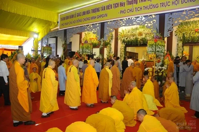 Huế: Hàng ngàn người ngậm ngùi cung tống kim quan HT Thích Chơn Thiện nhập bảo tháp image-1731933042799