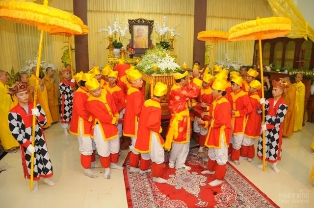 Huế: Hàng ngàn người ngậm ngùi cung tống kim quan HT Thích Chơn Thiện nhập bảo tháp image-1731933049273