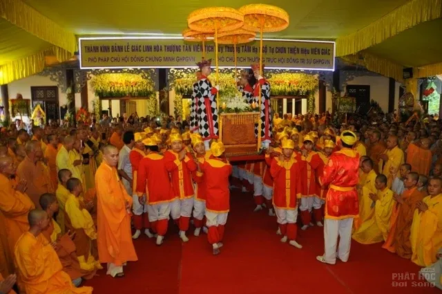 Huế: Hàng ngàn người ngậm ngùi cung tống kim quan HT Thích Chơn Thiện nhập bảo tháp image-1731933050001