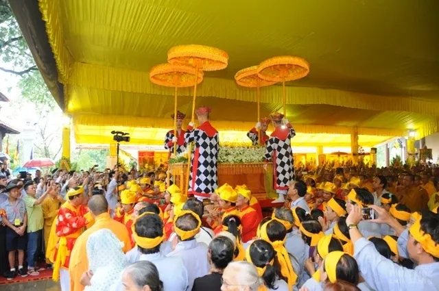 Huế: Hàng ngàn người ngậm ngùi cung tống kim quan HT Thích Chơn Thiện nhập bảo tháp image-1731933050671