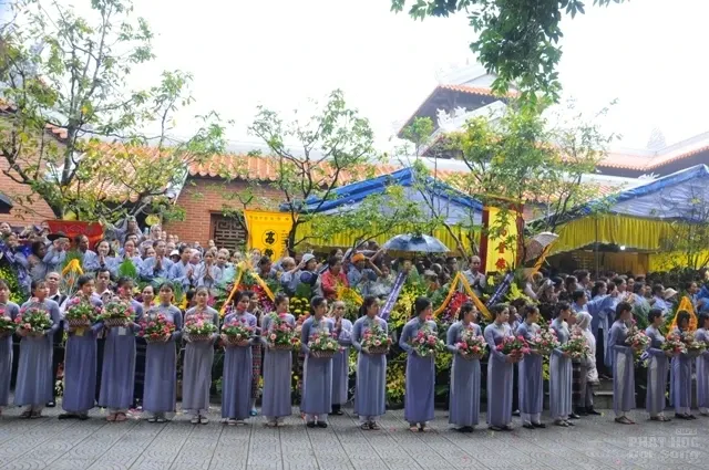 Huế: Hàng ngàn người ngậm ngùi cung tống kim quan HT Thích Chơn Thiện nhập bảo tháp image-1731933051435