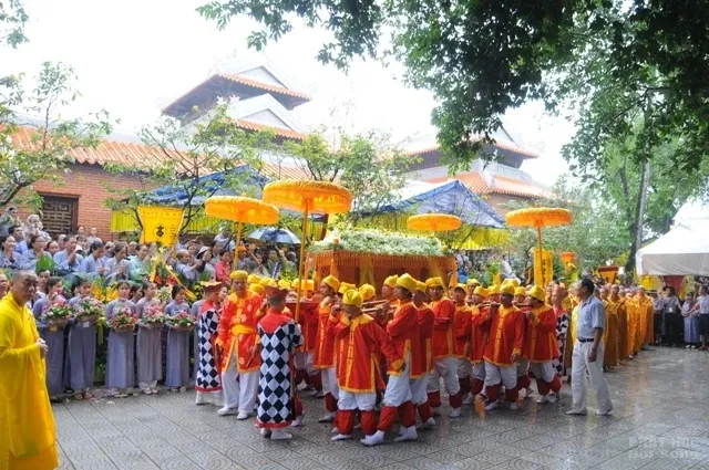 Huế: Hàng ngàn người ngậm ngùi cung tống kim quan HT Thích Chơn Thiện nhập bảo tháp image-1731933052166