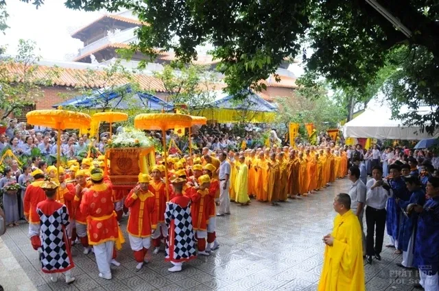 Huế: Hàng ngàn người ngậm ngùi cung tống kim quan HT Thích Chơn Thiện nhập bảo tháp image-1731933052877