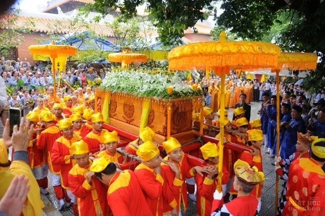 Huế: Hàng ngàn người ngậm ngùi cung tống kim quan HT Thích Chơn Thiện nhập bảo tháp image-1731933053693