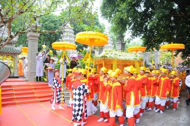 Huế: Hàng ngàn người ngậm ngùi cung tống kim quan HT Thích Chơn Thiện nhập bảo tháp image-1731933054407