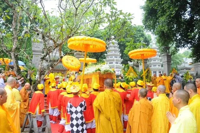 Huế: Hàng ngàn người ngậm ngùi cung tống kim quan HT Thích Chơn Thiện nhập bảo tháp image-1731933055126