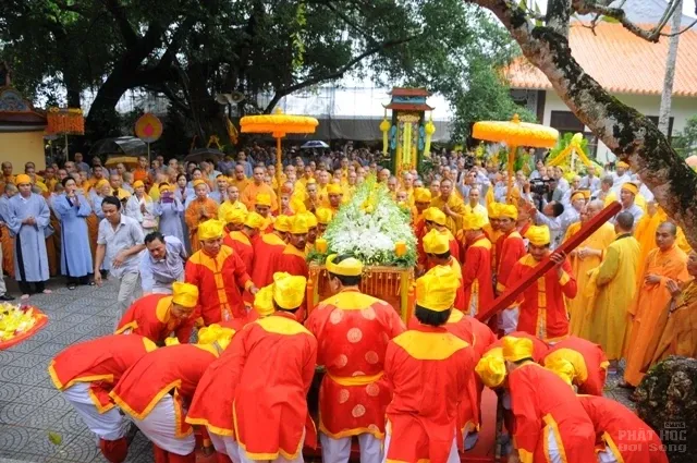 Huế: Hàng ngàn người ngậm ngùi cung tống kim quan HT Thích Chơn Thiện nhập bảo tháp image-1731933055939