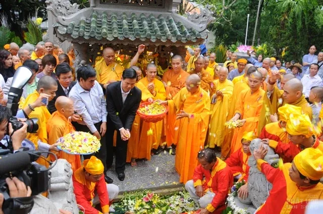 Huế: Hàng ngàn người ngậm ngùi cung tống kim quan HT Thích Chơn Thiện nhập bảo tháp image-1731933058891