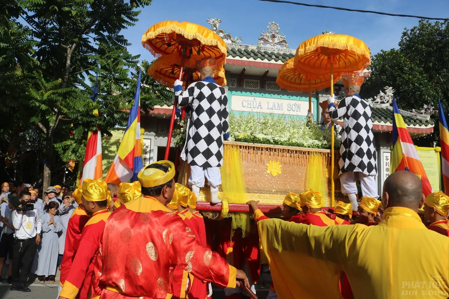 Huế: Lễ cung tống kim quan nhập bảo tháp cố HT.Thích Đức Phương image-1732291569904