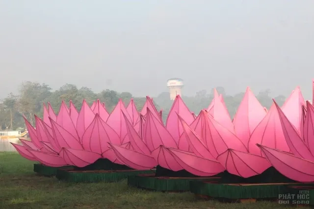 Huế: Truyền thống đặt 7 hoa sen trên sông Hương mùa Phật đản image-1731935213809