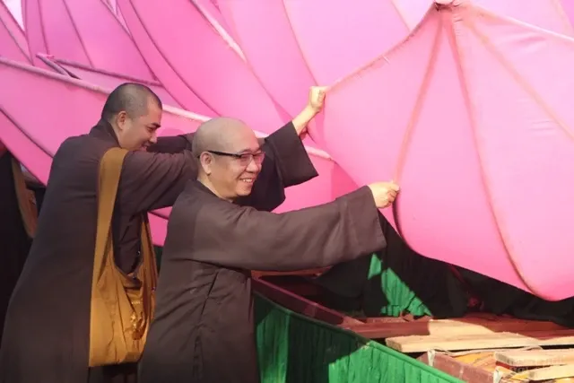 Huế: Truyền thống đặt 7 hoa sen trên sông Hương mùa Phật đản image-1731935214308