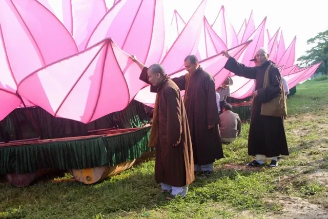 Huế: Truyền thống đặt 7 hoa sen trên sông Hương mùa Phật đản image-1731935214961