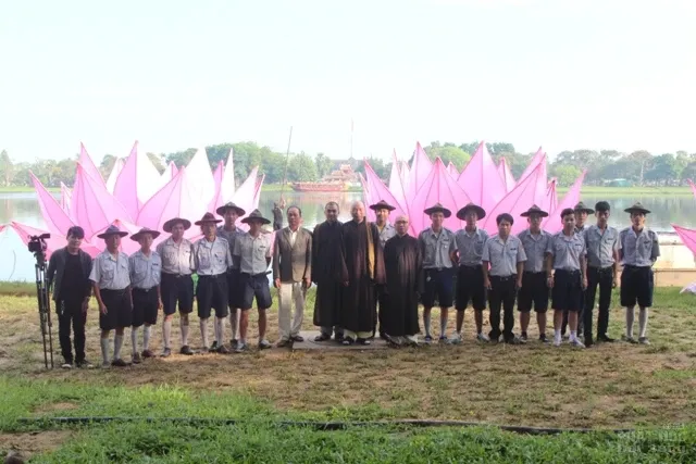 Huế: Truyền thống đặt 7 hoa sen trên sông Hương mùa Phật đản image-1731935218037