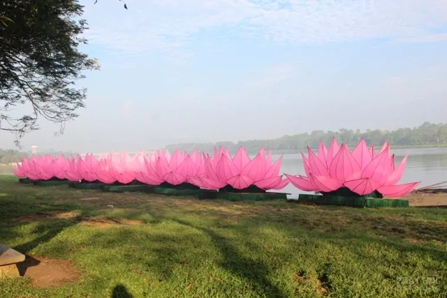 Huế: Truyền thống đặt 7 hoa sen trên sông Hương mùa Phật đản Huế: Truyền thống đặt 7 hoa sen trên sông Hương mùa Phật đản image-1731935218646