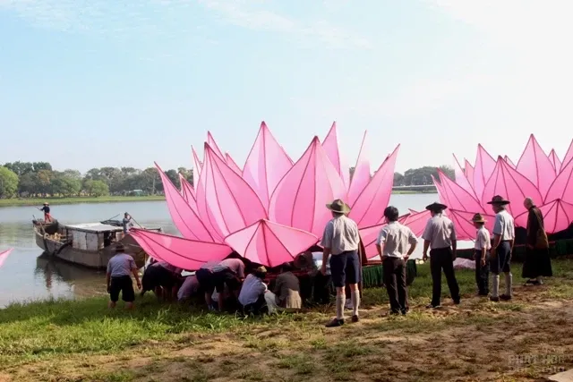 Huế: Truyền thống đặt 7 hoa sen trên sông Hương mùa Phật đản image-1731935219806