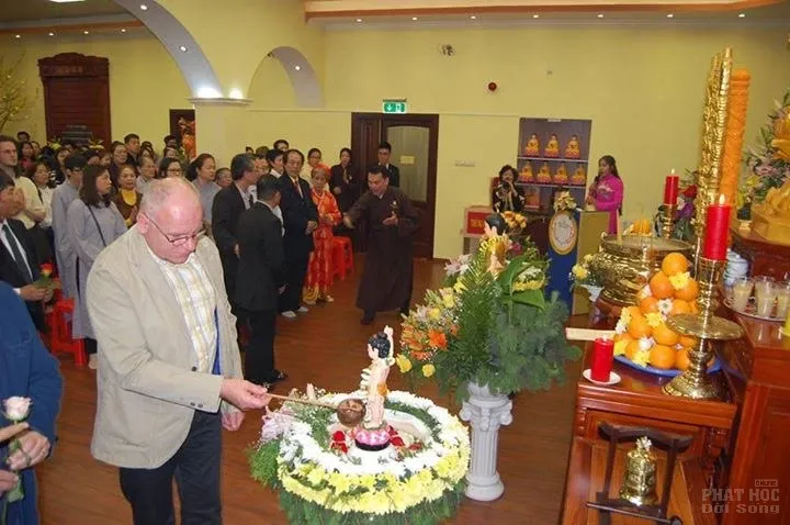 Hungary: Chùa Tuệ Giác mừng lễ tắm Phật image-1731936317190