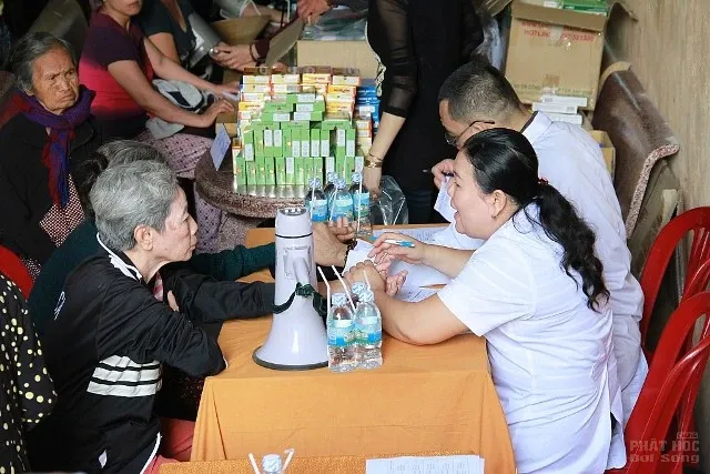 Khám bệnh, cấp phát thuốc cho người nghèo và tặng xe đạp cho học sinh có hoàn cảnh khó khăn 3 Khám bệnh, cấp phát thuốc cho người nghèo và tặng xe đạp cho học sinh có hoàn cảnh khó khăn image-1731725782702