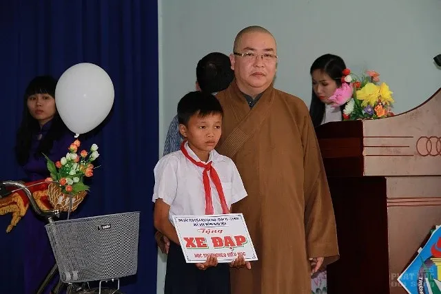 Khám bệnh, cấp phát thuốc cho người nghèo và tặng xe đạp cho học sinh có hoàn cảnh khó khăn 4 Khám bệnh, cấp phát thuốc cho người nghèo và tặng xe đạp cho học sinh có hoàn cảnh khó khăn image-1731725783186