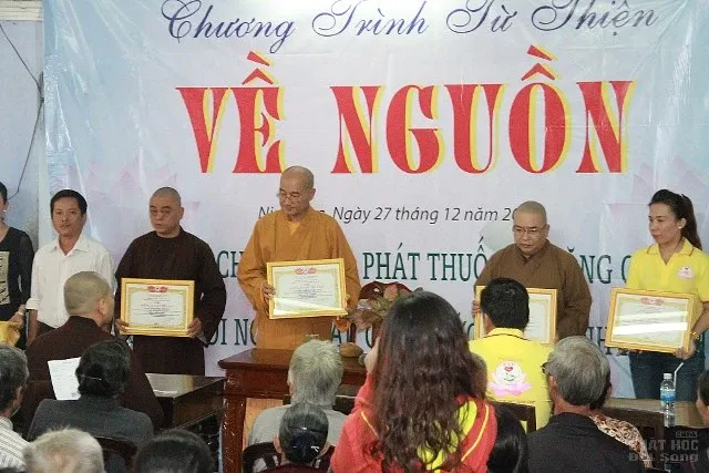 Khám bệnh, cấp phát thuốc cho người nghèo và tặng xe đạp cho học sinh có hoàn cảnh khó khăn 5 Khám bệnh, cấp phát thuốc cho người nghèo và tặng xe đạp cho học sinh có hoàn cảnh khó khăn image-1731725783725