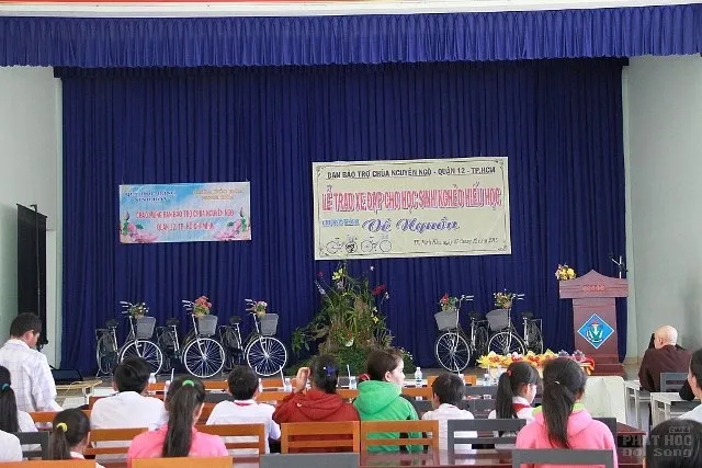 Khám bệnh, cấp phát thuốc cho người nghèo và tặng xe đạp cho học sinh có hoàn cảnh khó khăn 7 Khám bệnh, cấp phát thuốc cho người nghèo và tặng xe đạp cho học sinh có hoàn cảnh khó khăn image-1731725784747