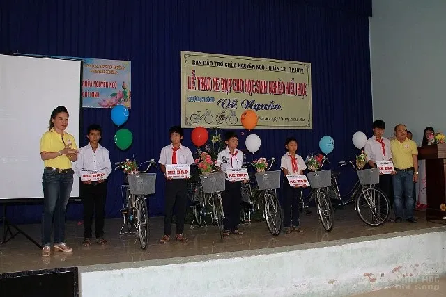 Khám bệnh, cấp phát thuốc cho người nghèo và tặng xe đạp cho học sinh có hoàn cảnh khó khăn 10 Khám bệnh, cấp phát thuốc cho người nghèo và tặng xe đạp cho học sinh có hoàn cảnh khó khăn image-1731725786280
