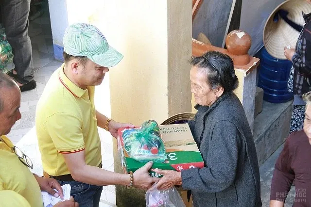 Khám bệnh, cấp phát thuốc cho người nghèo và tặng xe đạp cho học sinh có hoàn cảnh khó khăn 11 Khám bệnh, cấp phát thuốc cho người nghèo và tặng xe đạp cho học sinh có hoàn cảnh khó khăn image-1731725786927