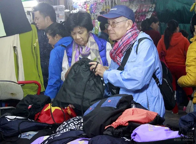 Khách Tây thích thú mua sắm ở chợ đêm phố cổ Hà Nội image-1731725412564