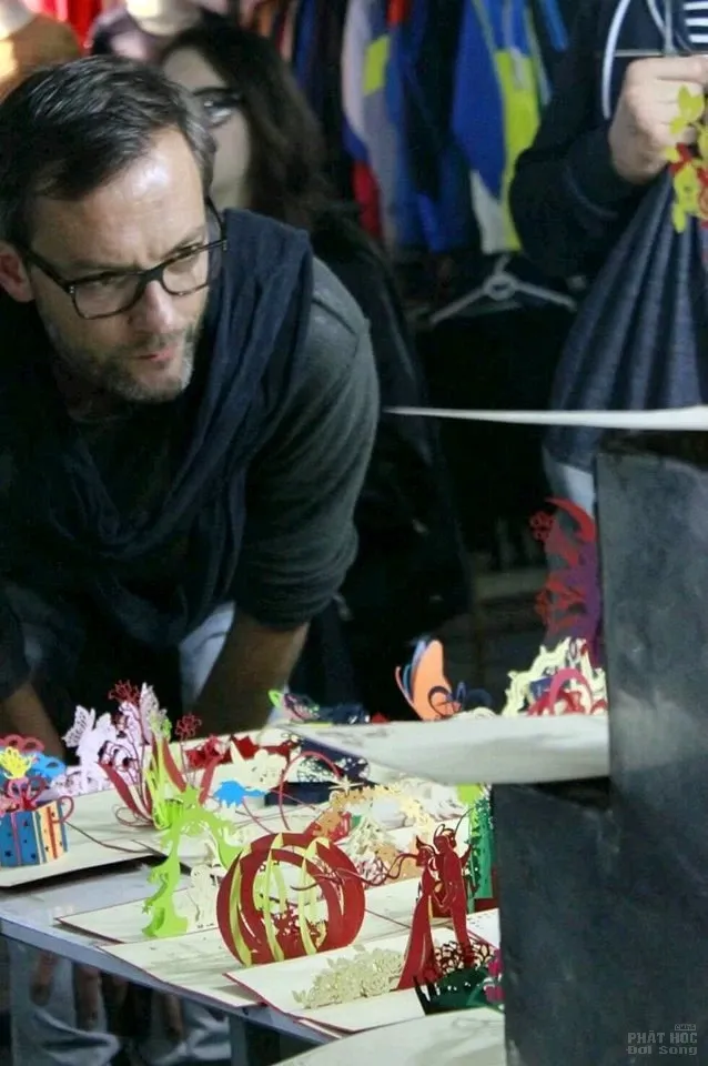 Khách Tây thích thú mua sắm ở chợ đêm phố cổ Hà Nội image-1731725414175