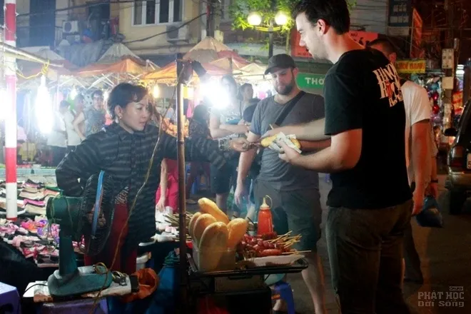 Khách Tây thích thú mua sắm ở chợ đêm phố cổ Hà Nội image-1731725415842