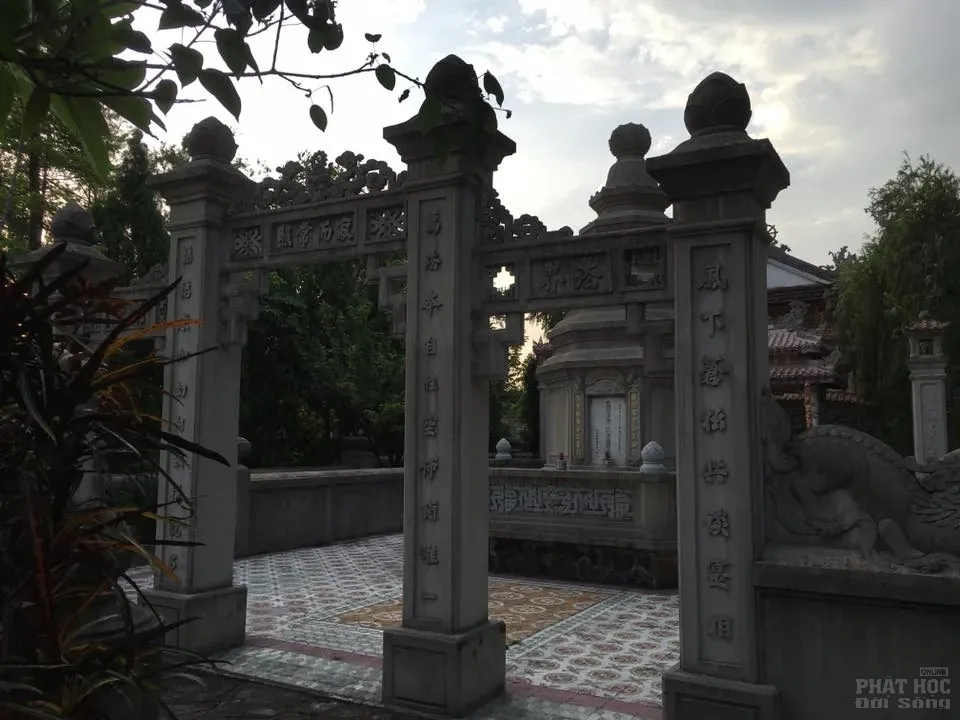 Khu vườn Tháp ở Tổ đình Vạn Phước - Huế Khu vườn Tháp ở Tổ đình Vạn Phước - Huế image-1731747374567