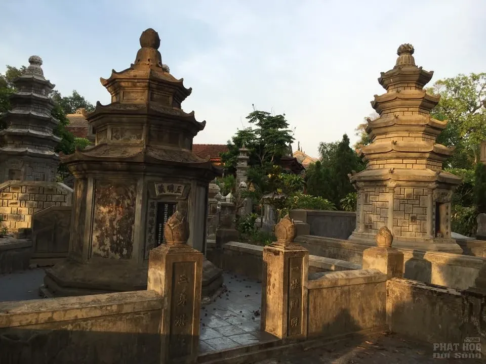 Khu vườn Tháp ở Tổ đình Vạn Phước - Huế Khu vườn Tháp ở Tổ đình Vạn Phước - Huế image-1731747375328