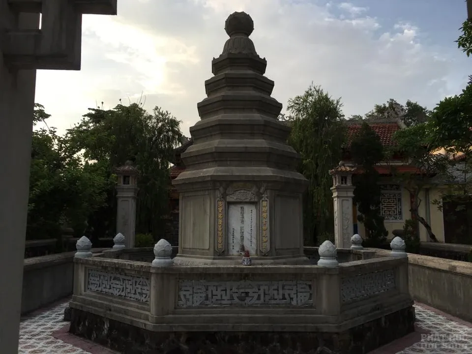 Khu vườn Tháp ở Tổ đình Vạn Phước - Huế Khu vườn Tháp ở Tổ đình Vạn Phước - Huế image-1731747377946