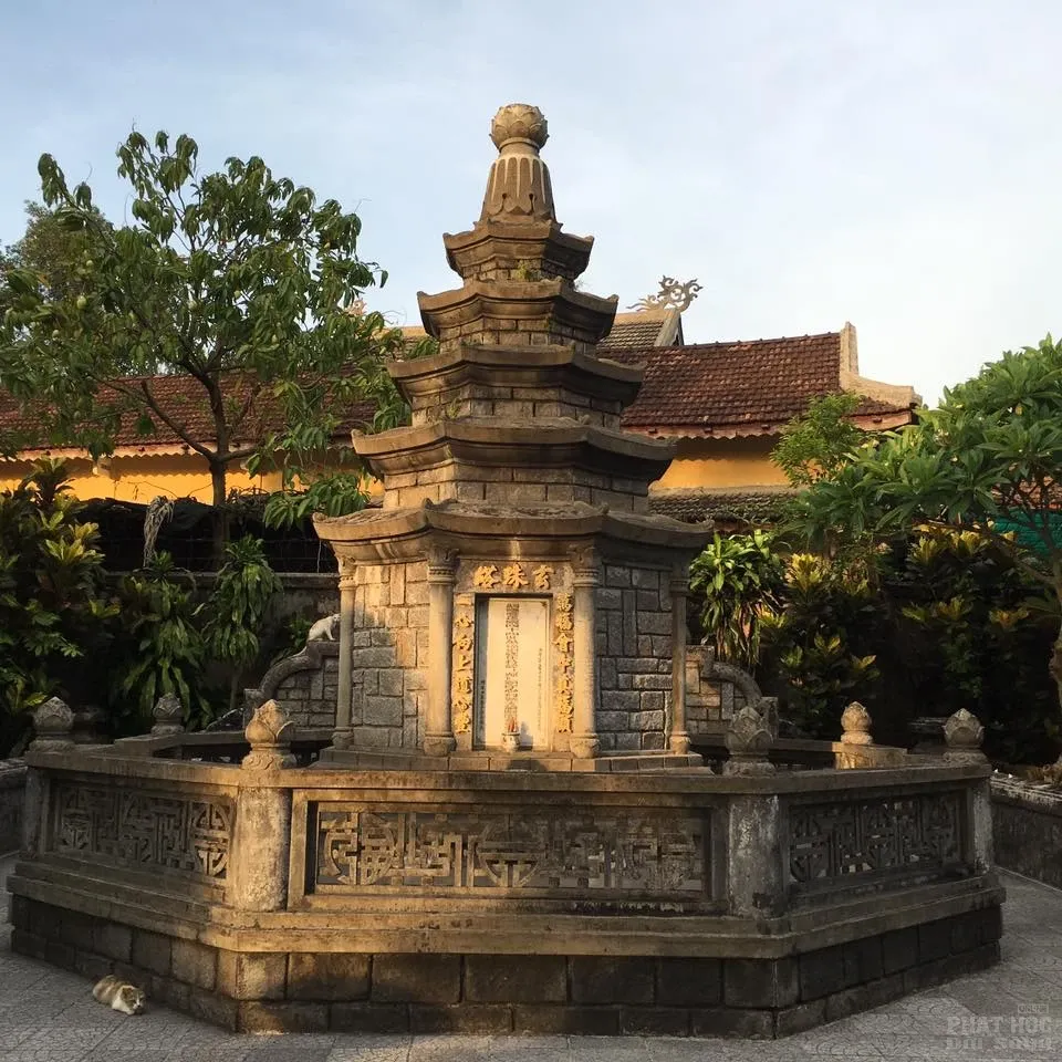 Khu vườn Tháp ở Tổ đình Vạn Phước - Huế Khu vườn Tháp ở Tổ đình Vạn Phước - Huế image-1731747378724