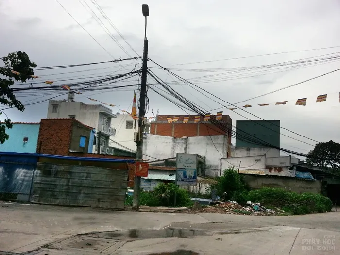 Lại chuyện tư gia treo cờ băng rôn Kính mừng Phật đản image-1732292268183