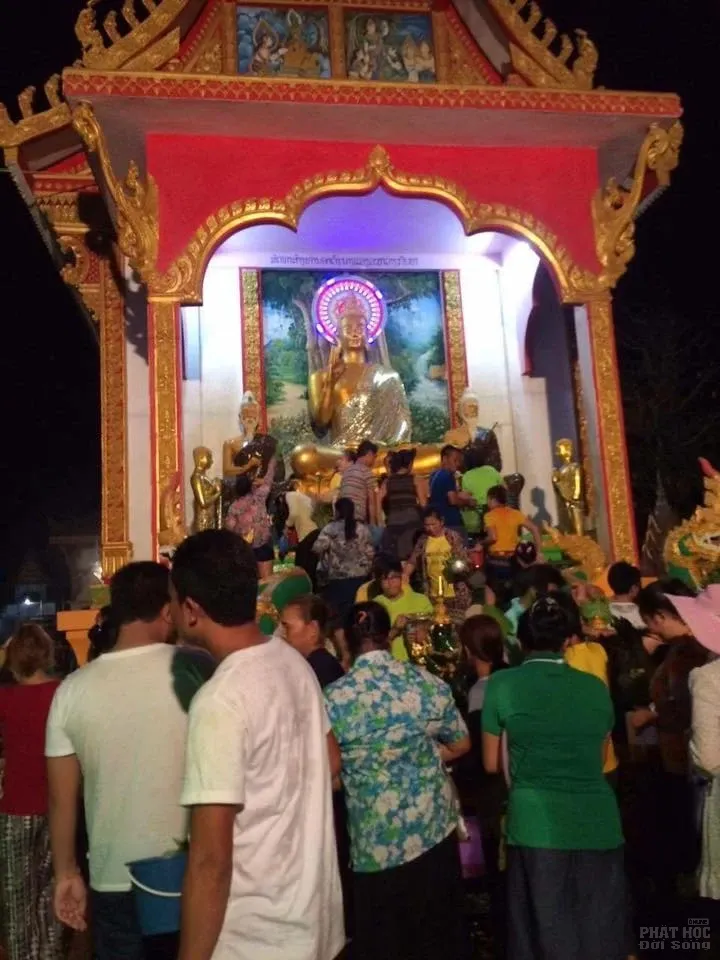 Lào: Ngày Tết đến chùa tắm Phật 3 Lào: Ngày Tết đến chùa tắm Phật image-1731727239793