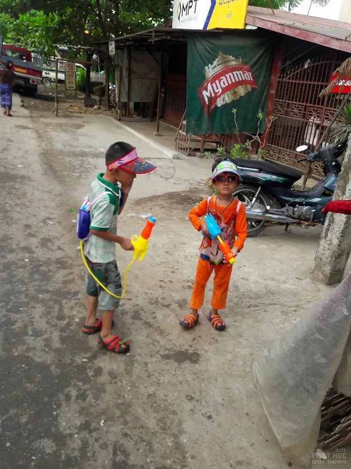 Lào: Ngày Tết đến chùa tắm Phật 4 Lào: Ngày Tết đến chùa tắm Phật image-1731727240471