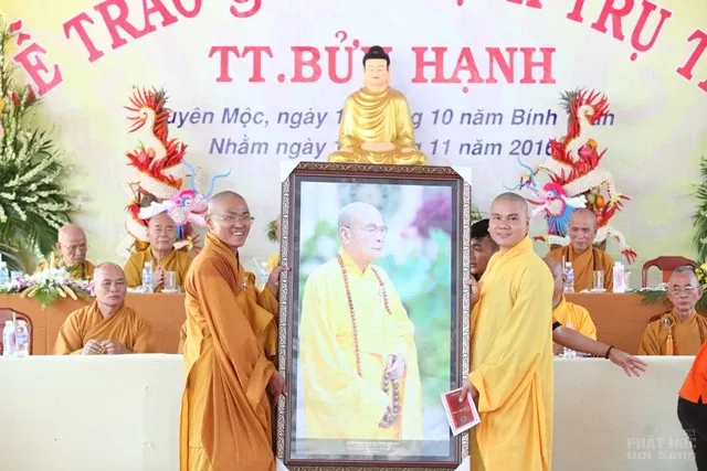 Đại đức Thích Quảng Duy trụ trì Tổ đình Phước Viên đại diện huynh đệ trao tặng Lễ Bổ nhiệm trụ trì Thiền Thất Bửu Hạnh (chùa Cây Đa) image-1731932939003