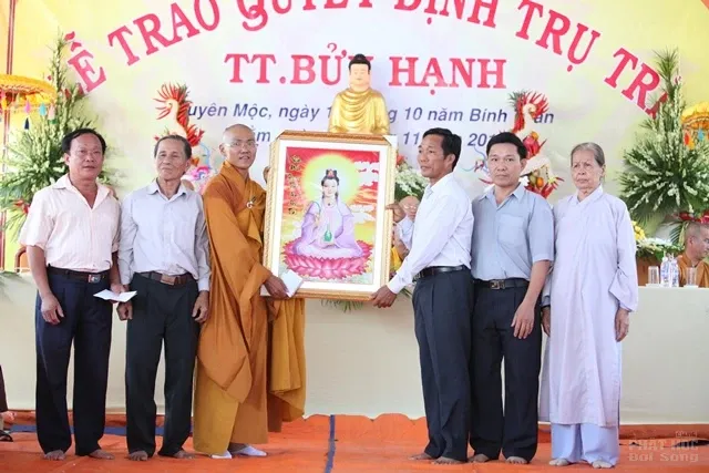 Gia đình của Đại đức tân trụ trì chúc mừng ngày lễ Lễ Bổ nhiệm trụ trì Thiền Thất Bửu Hạnh (chùa Cây Đa) image-1731932941067