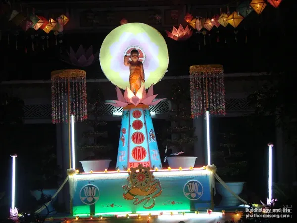 Lễ đài Phật đản đẹp tại Huế image-1731726561724
