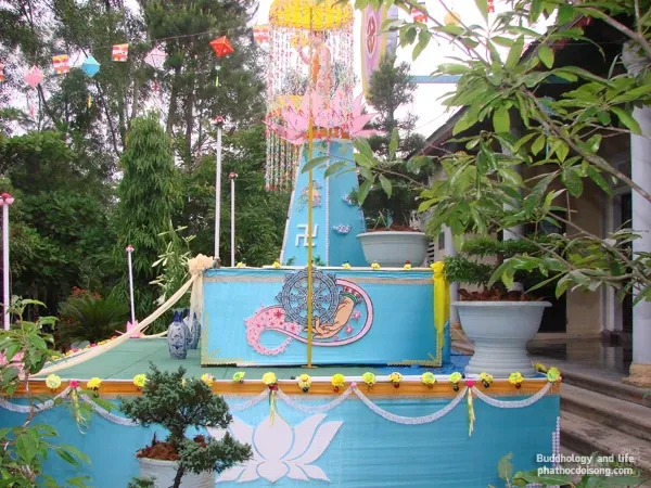 Lễ đài Phật đản đẹp tại Huế image-1731726563001