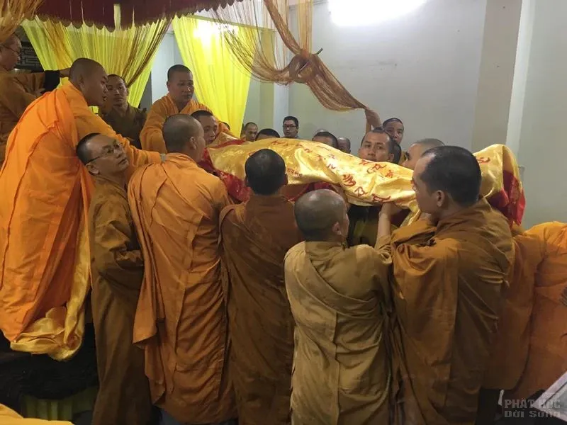 Lễ nhập kim quan nhục thân HT Thích Trí Viên Lễ nhập kim quan nhục thân HT Thích Trí Viên image-1731938658968