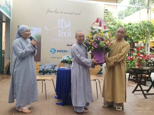 Lễ ra mắt sách: “Thả trôi phiền muộn” 4 Lễ ra mắt sách: “Thả trôi phiền muộn” image-1732289550116