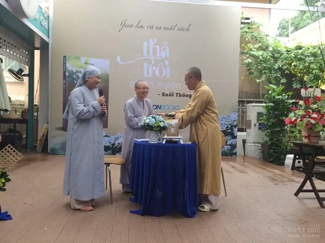 Lễ ra mắt sách: “Thả trôi phiền muộn” 5 Lễ ra mắt sách: “Thả trôi phiền muộn” image-1732289550980